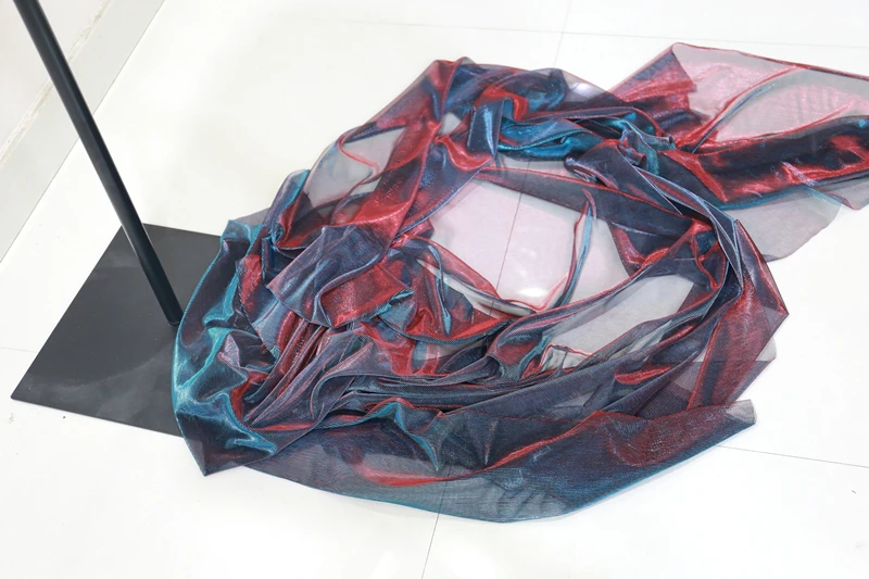 Градиентная двойная сетчатая ткань изменяющая цвет лазерная текстура