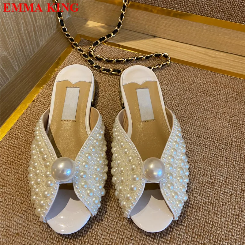

Luxury Design Ladies White Pearl Slippers Summer Women Peep Toe Party Shoes Flat Flip Flop Fashion Female Gladiator Sandals 2021
