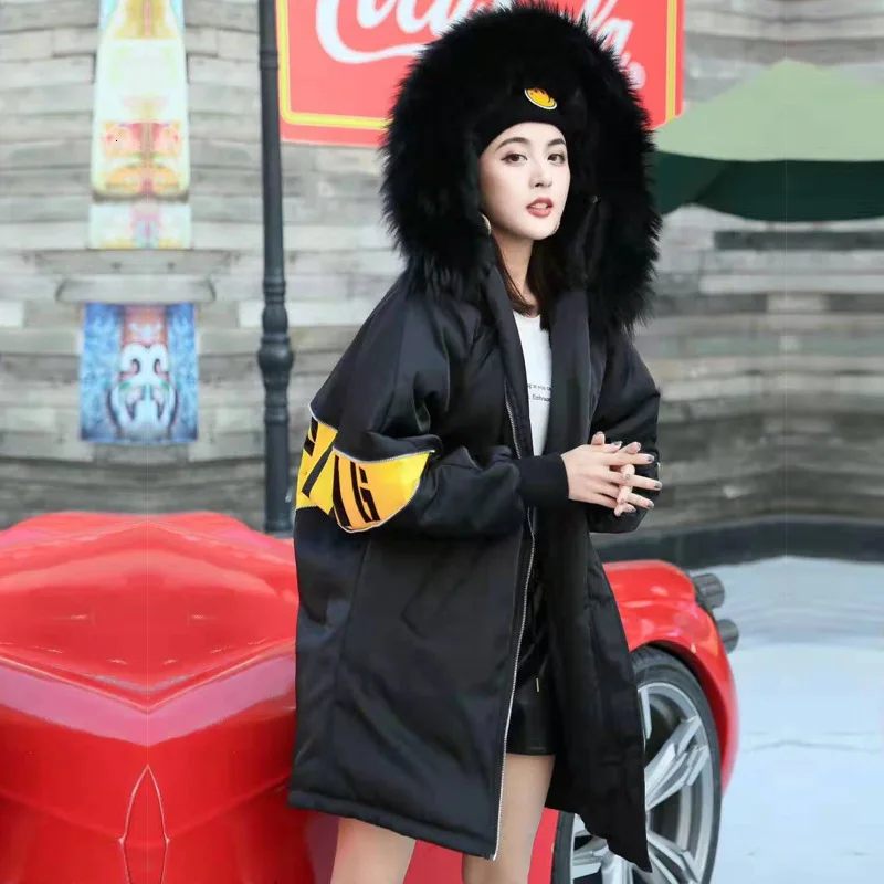 Парка женская зимняя черная/зеленая с буквенным принтом и меховым воротником |