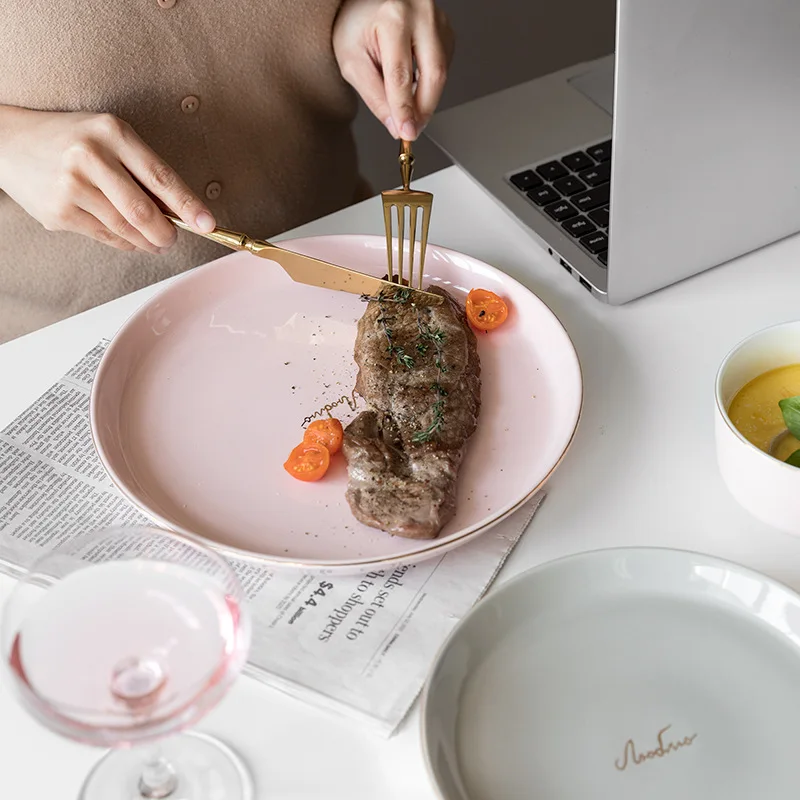 Набор керамических тарелок и роскошная тарелка для стейка в скандинавском стиле