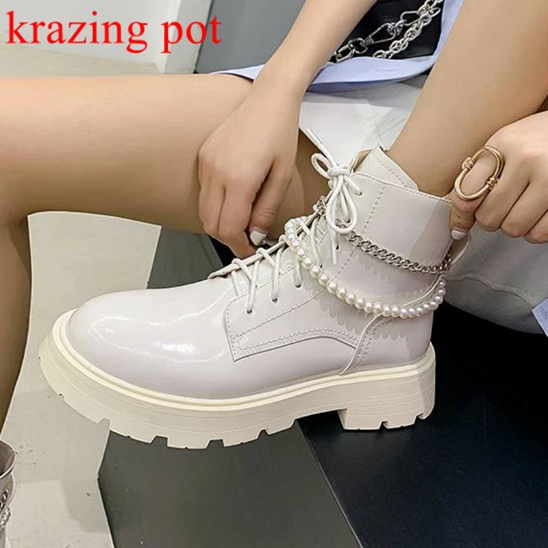

Высокие модные мотоциклетные ботинки Krazing pot из коровьей кожи с круглым носком, на толстом среднем каблуке, с жемчужными металлическими цепо...