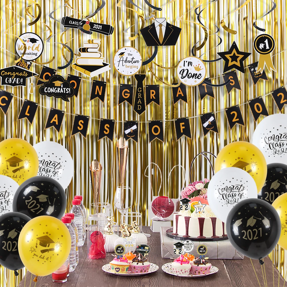 Выпускной 2021 воздушных шаров из латекса висит баннер с поздравлениями вихрем