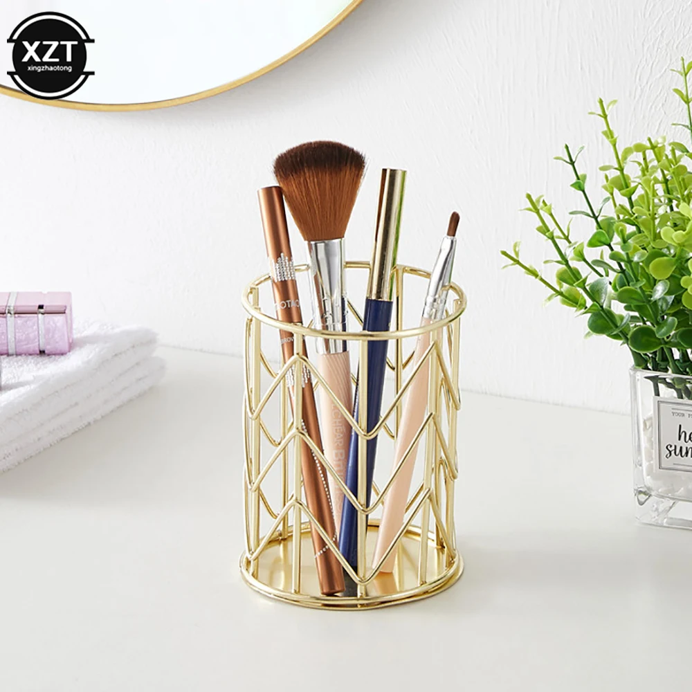 Косметический органайзер для хранения кистей и косметики на столе.