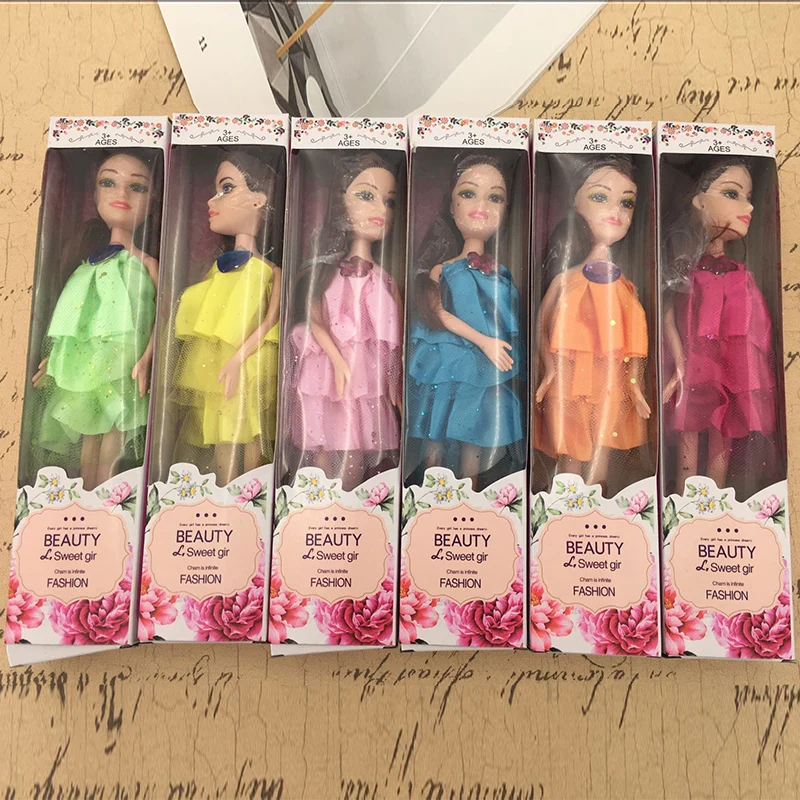 Детская кукла игрушка маленькая девочка милая принцесса держит куклу подарок на