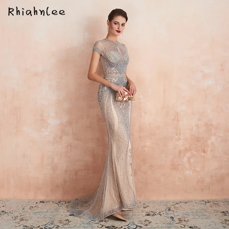 Женское вечернее платье украшенное стразами с вырезом на шее | Свадьбы и