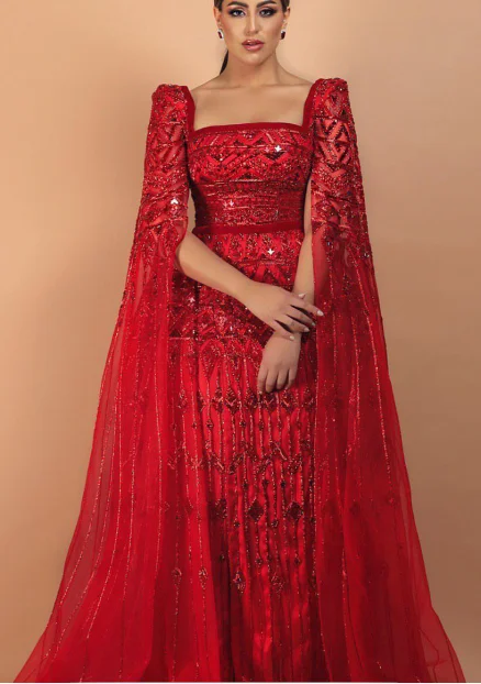 Облегающее платье с U-образным вырезом длинное внутренними прорезями для