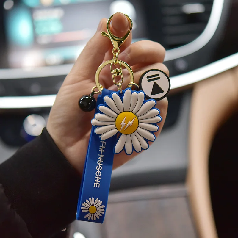 

G-Dragon Joint With Small Daisy Keychain Key Chain Cartoon Figures Key Chain Student Bag Decoration Keyring Accessories Cute