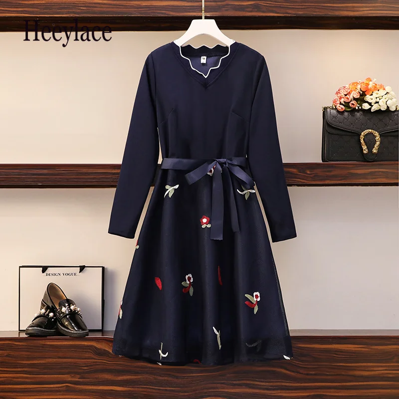 

Платье-миди с цветочной вышивкой, V-образным вырезом и длинным рукавом