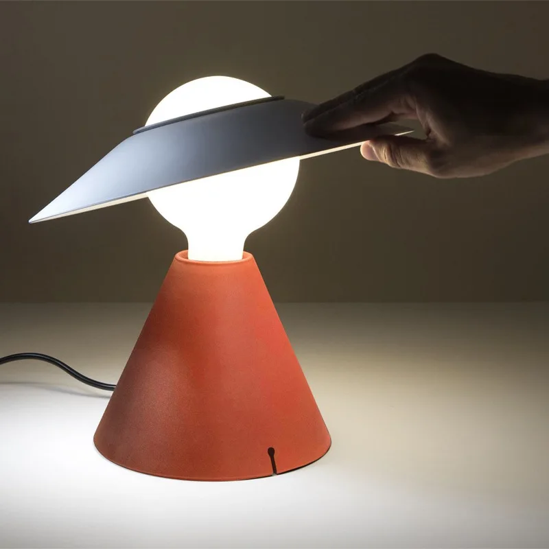 

Креативная детская настольная лампа в стиле постмодерн в скандинавском стиле, дизайнерская модель, комнатный выставочный зал, спальня, при...