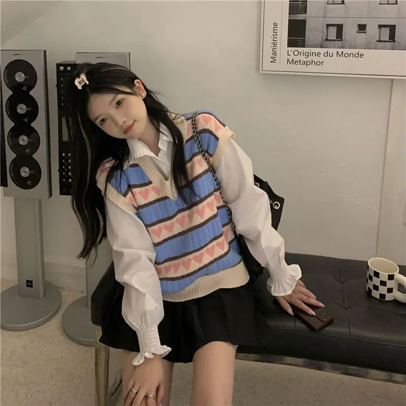 

Женский вязаный жилет без рукавов, осенне-зимний свободный свитер с сердечками, модная трендовая безрукавка в Корейском стиле с V-образным в...