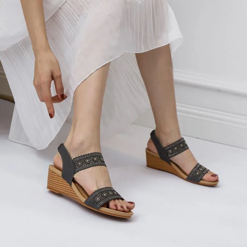 

Summer New Women Shoes Fashion Casual Outdoor Beach Slippers Comfortable Flat Bottomed Toe Women Sandals Plus Size