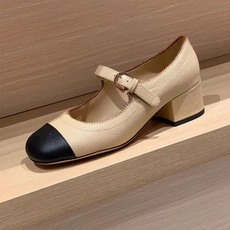 

Роскошные брендовые белые Лакированные кожаные винтажные Туфли Мэри на низком каблуке балетные туфли с большой пряжкой смешанных цветов н...