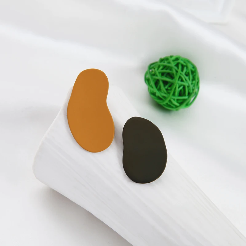 Ассиметричные серьги капли для женщин подарки контрастные однотонные