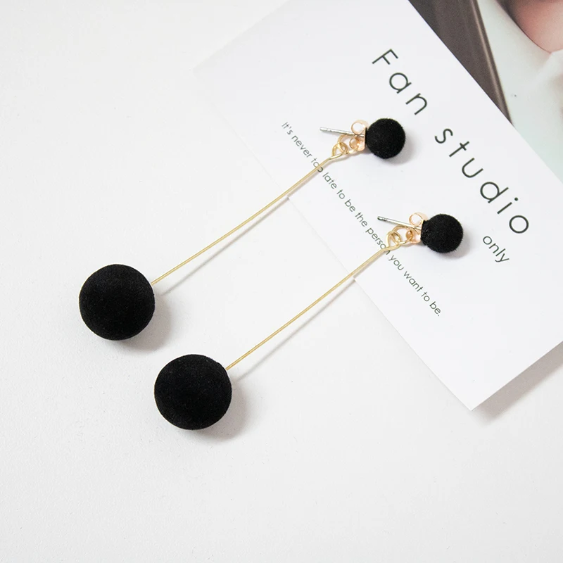 Модные красные черные висячие серьги с плюшевыми шариками женские