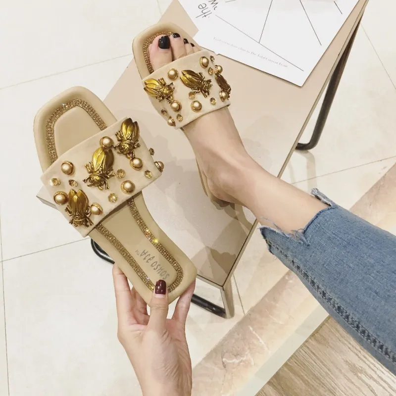 Женские шлепанцы новинка 2020 сандалии на плоской подошве с жемчужными заклепками