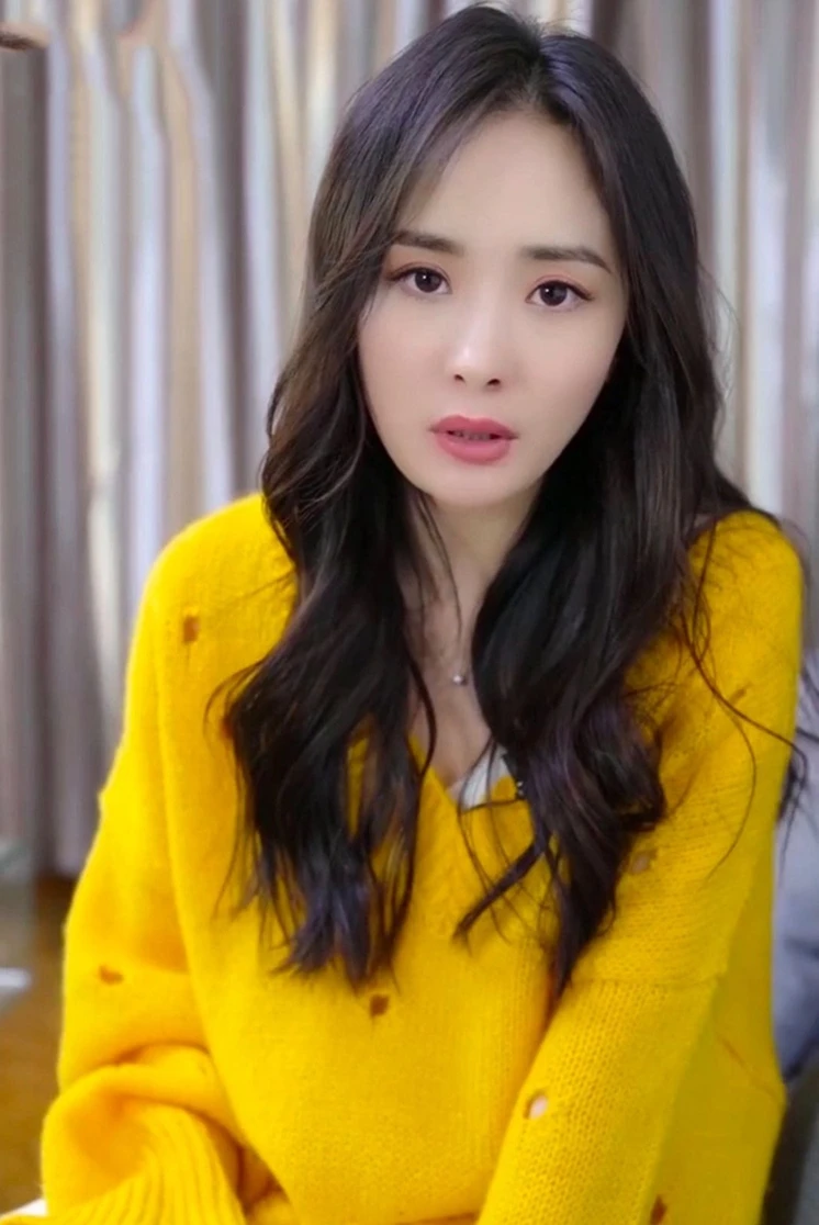 

JCHB 2021 autumn new celebrities with the same paragraph Yang Mi yellow ripped sweater women's jacket western style loose and l
