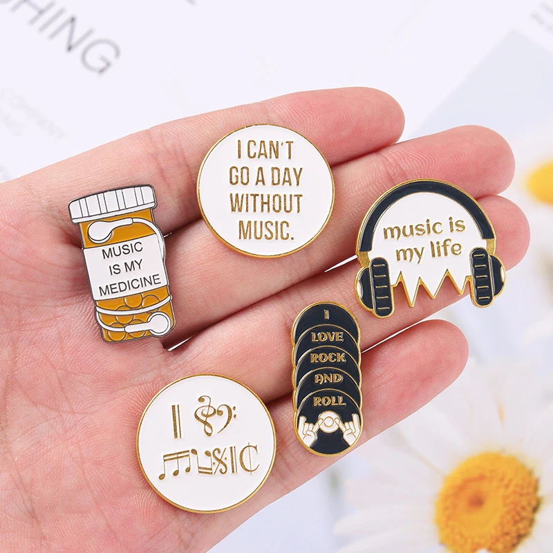 

Funny Musical Note Earphone Brooch Creative Headphone Tape Brooch Personalized Music Life New headphone disk CD Accessories