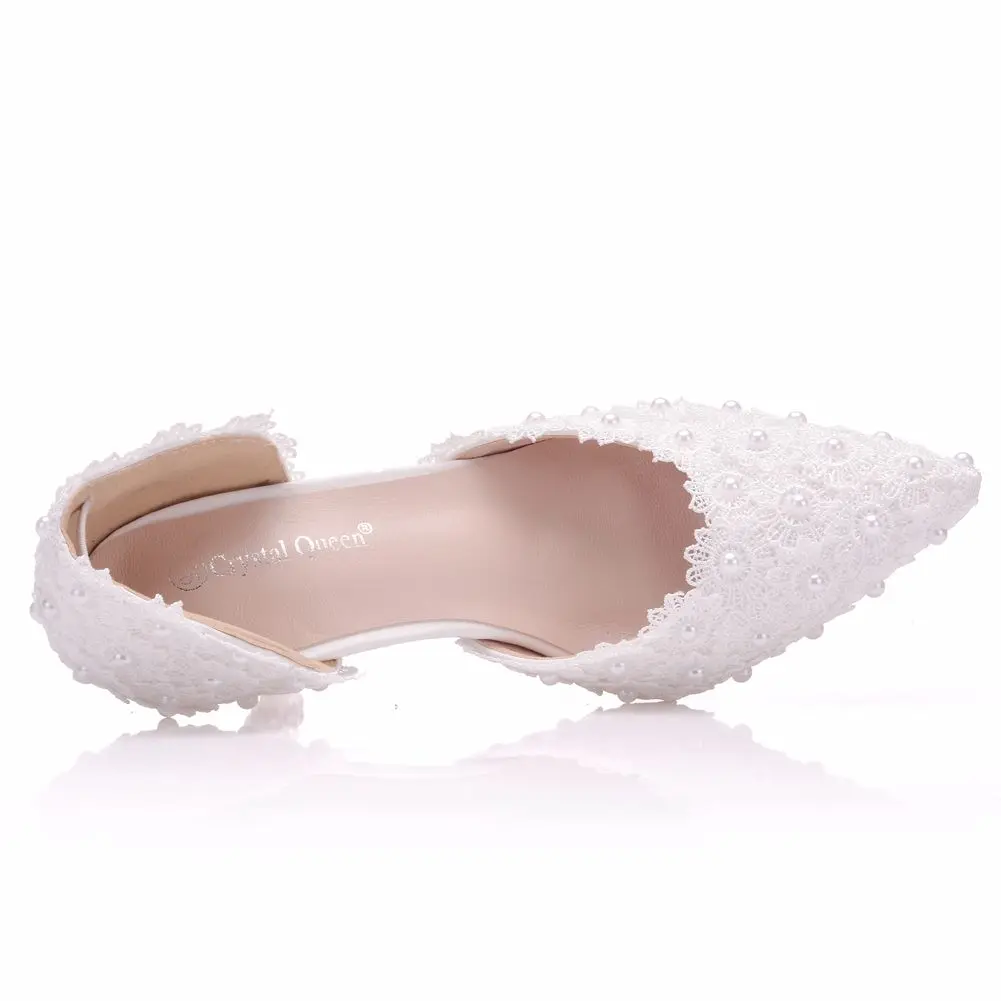 Женские свадебные туфли украшенные кристаллами и жемчугом белые кружевные с
