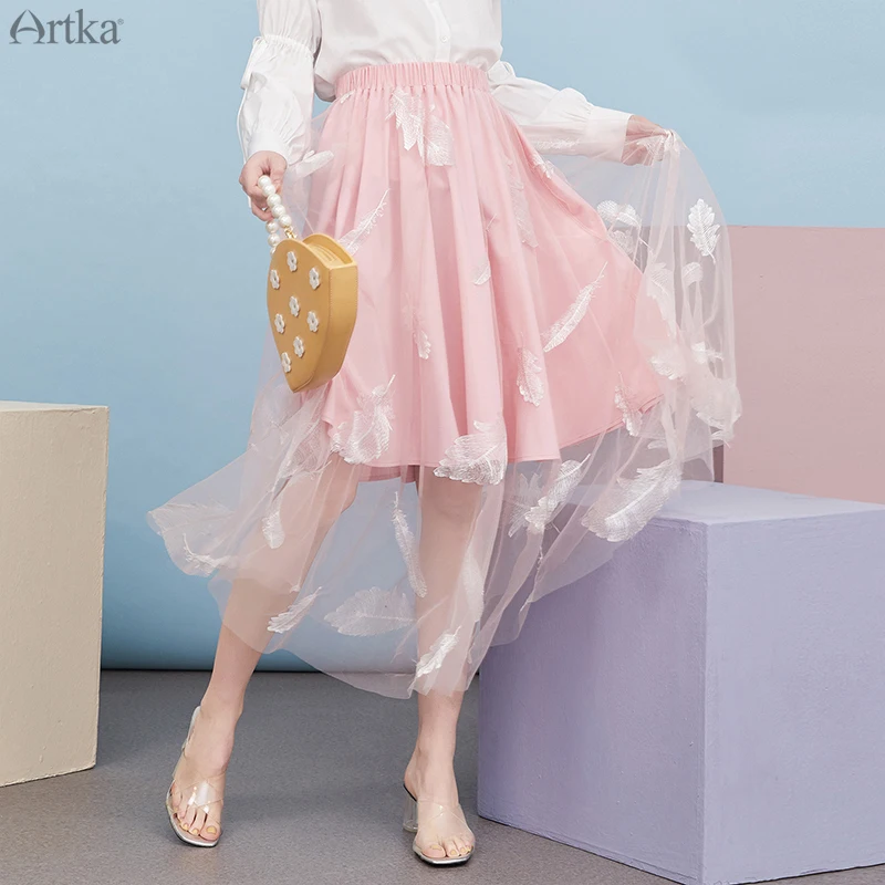 Женская длинная юбка с вышивкой ARTKA розовая элегантная составного кроя перьями