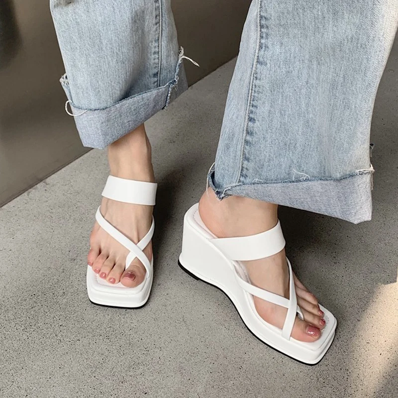 

Шлепанцы женские на танкетке, пикантные сандалии на платформе, квадратный носок, модная летняя повседневная обувь, легкая подошва, роскошны...
