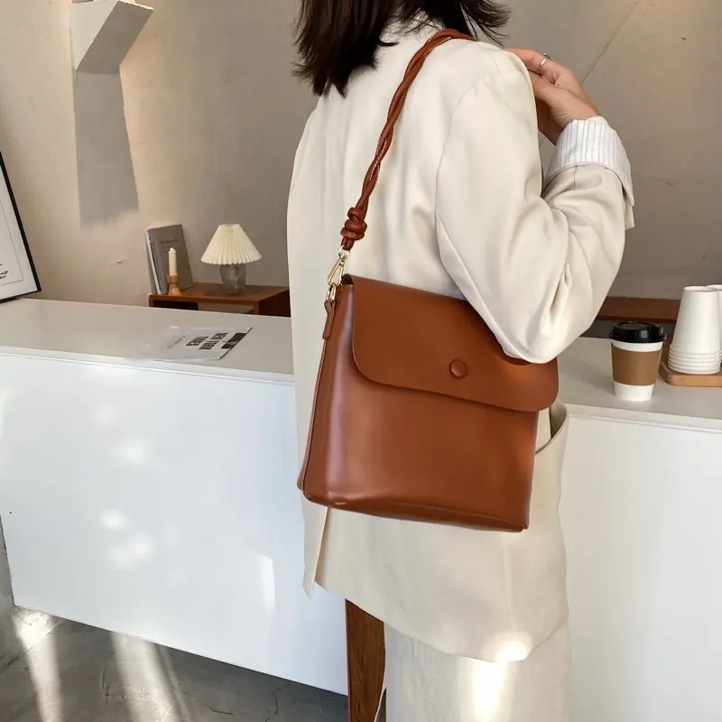 

Toposhine Simple Design Women Flap Shoulder Bag Satchels Design Solid Leather Female Shoulder Bag Fashion Trending Crossbody Bag