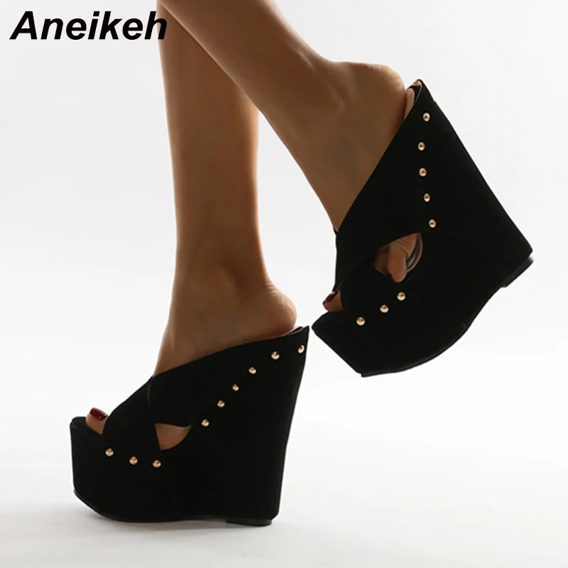 

Aneikeh летние сандалии на танкетке, женская обувь из флока, новинка 2022, модные праздничные римские пляжные мюли с заклепками, искусственные ту...
