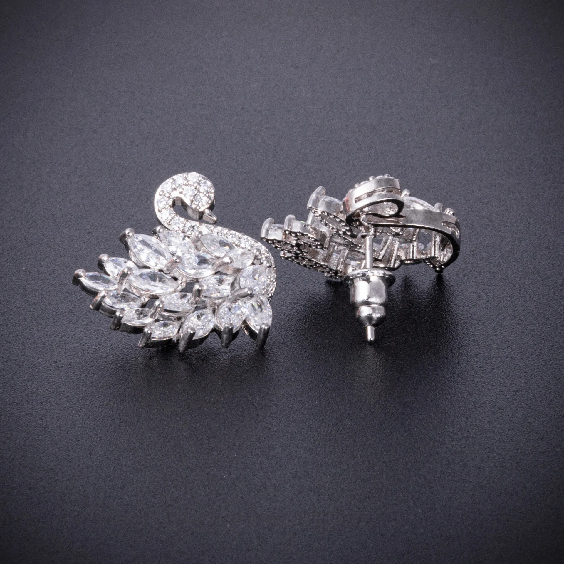 

Golden And Silver New Woman Fashion Jewelry Elegant High-End Swan Earrings Personalized Jewelry Gifts