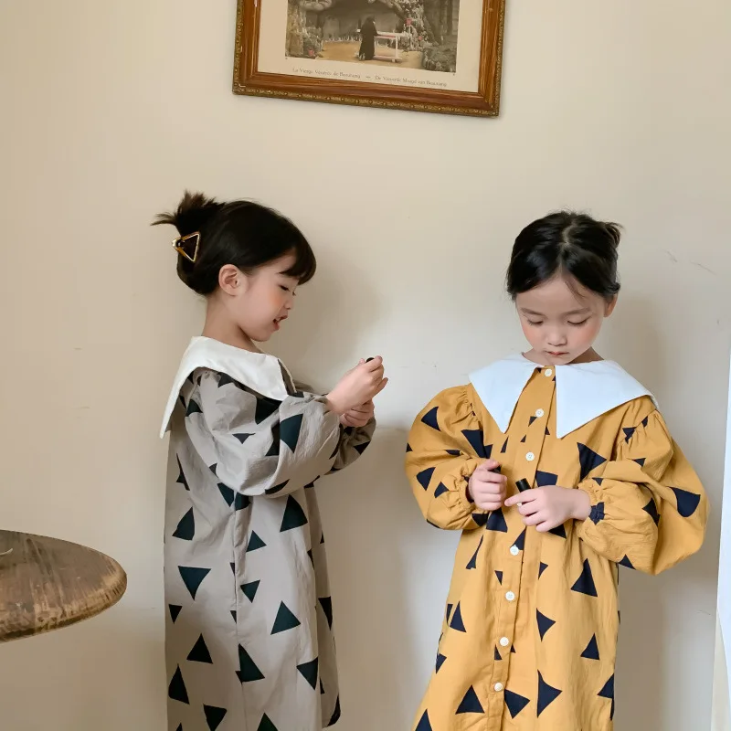 Модное платье с пышными рукавами треугольным принтом и матросским воротником