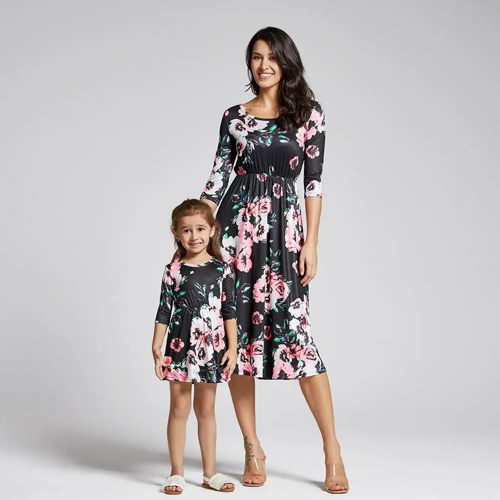 Платье для мамы и дочки черное платье с принтом на осень коротким рукавом