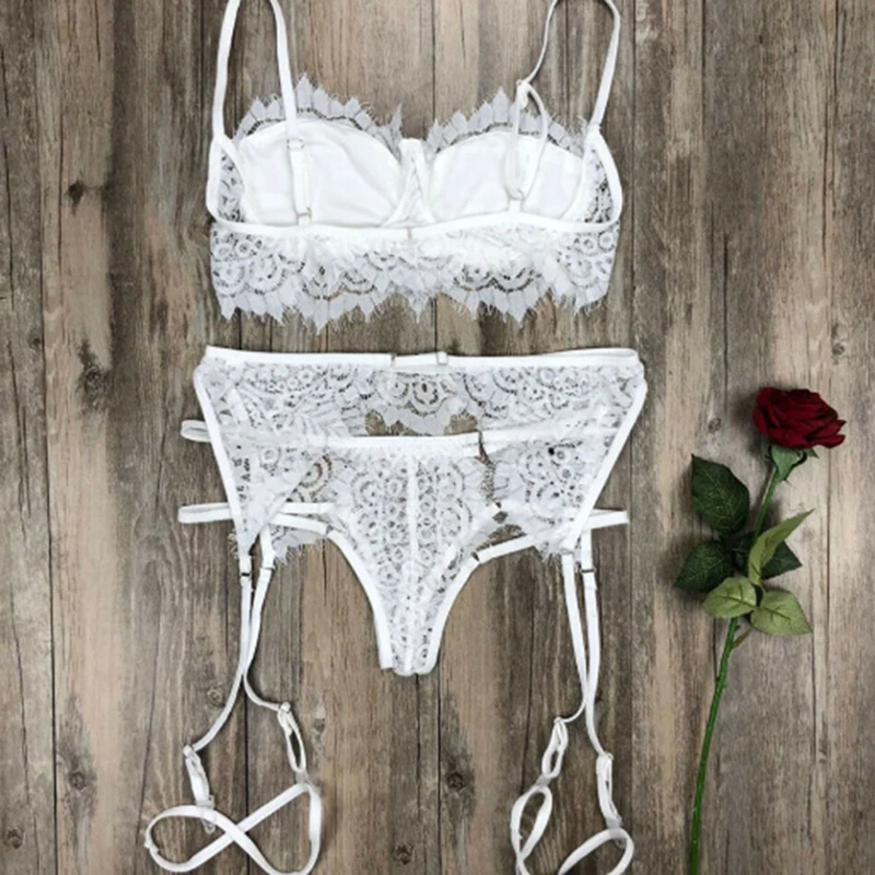 Комплект пикантной женской одежды комплект из 3 предметов: бюстгальтер и трусики