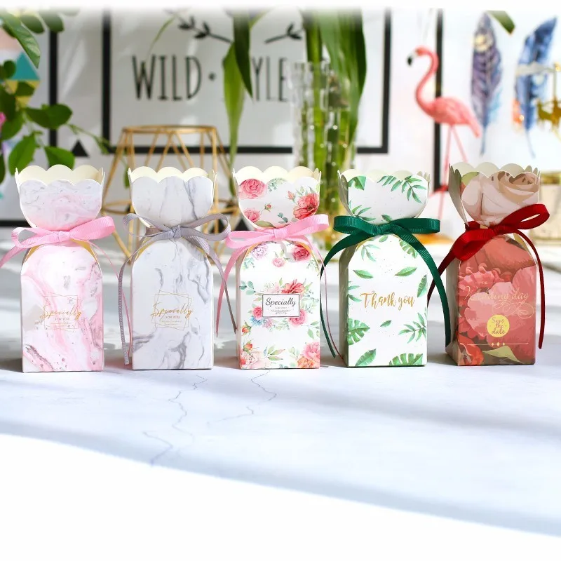 НОВАЯ РОЖДЕСТВЕНСКАЯ Подарочная коробка со стандартным украшением и конфетными