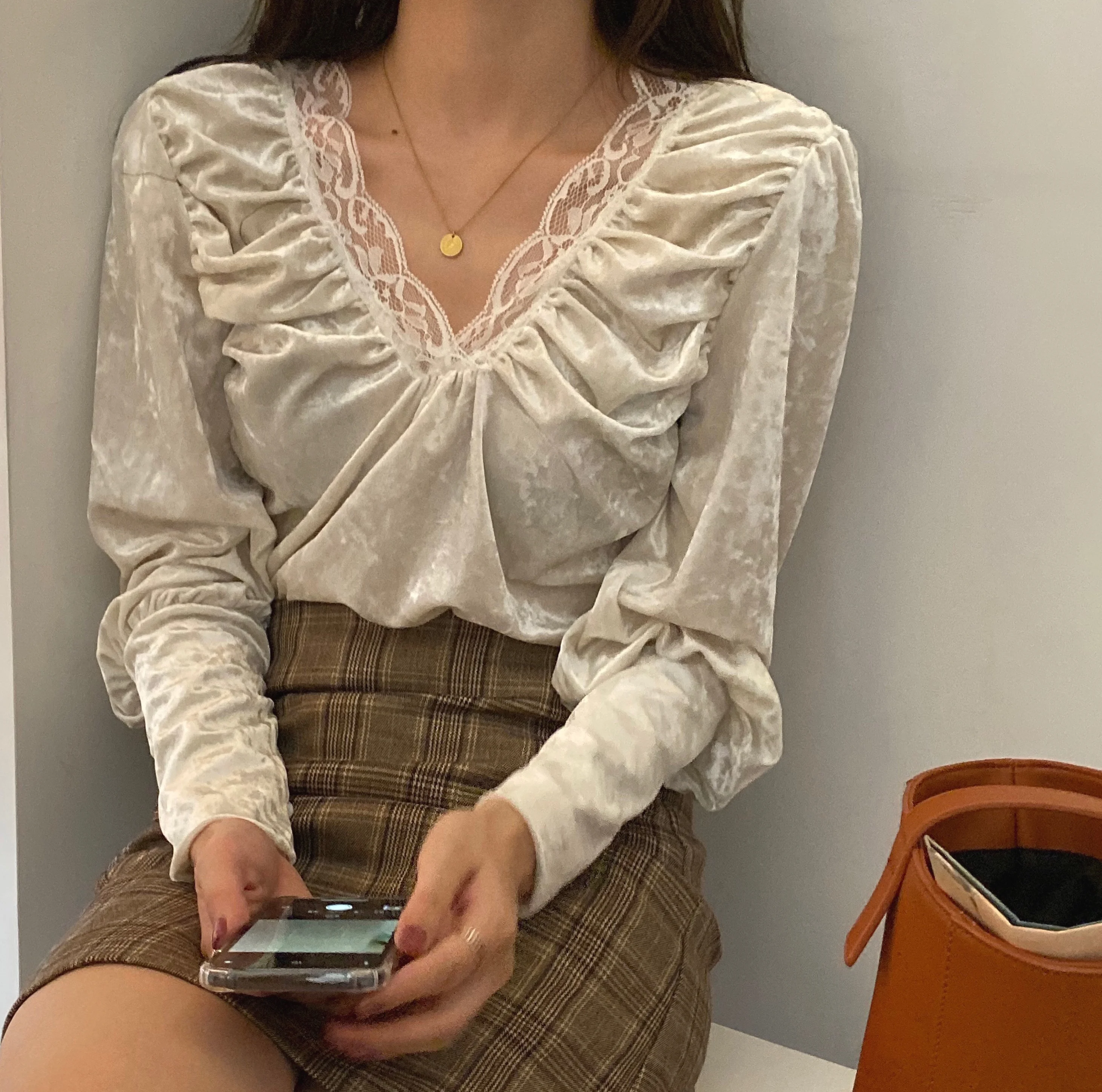 Женская шифоновая блузка с длинным рукавом и V образным вырезом| |