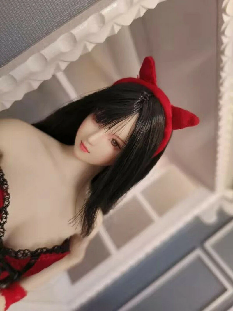 Модель модного женского платья в масштабе 1/6 см