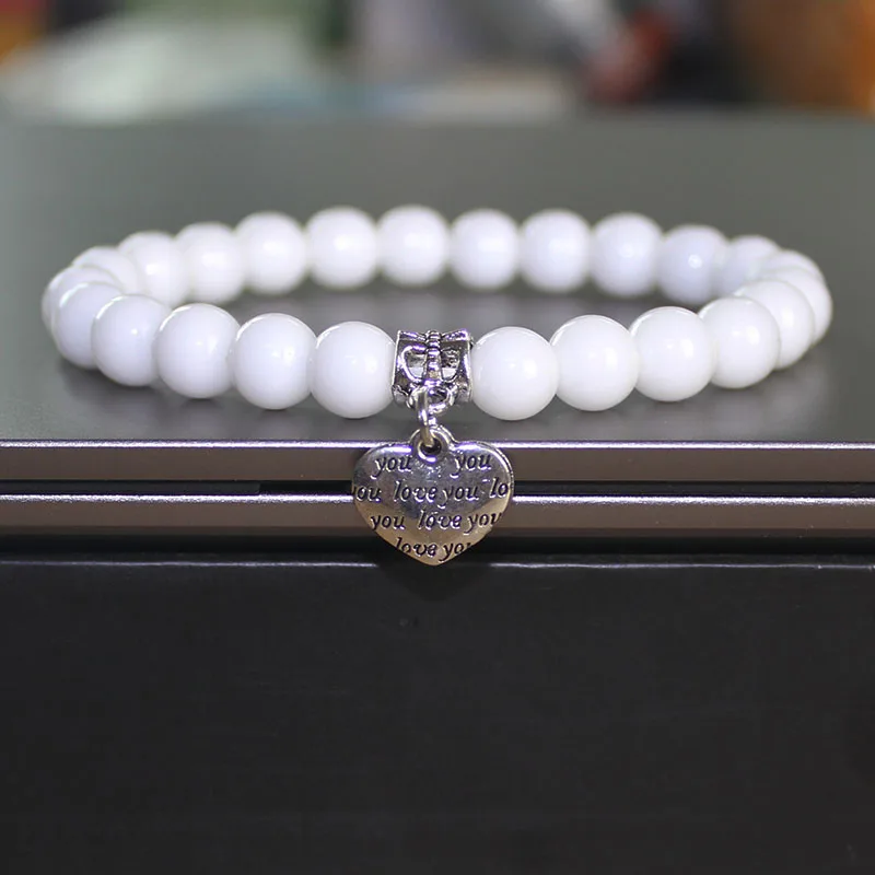 Женский браслет с натуральными бусинами черный/белый подвесками в виде цветка