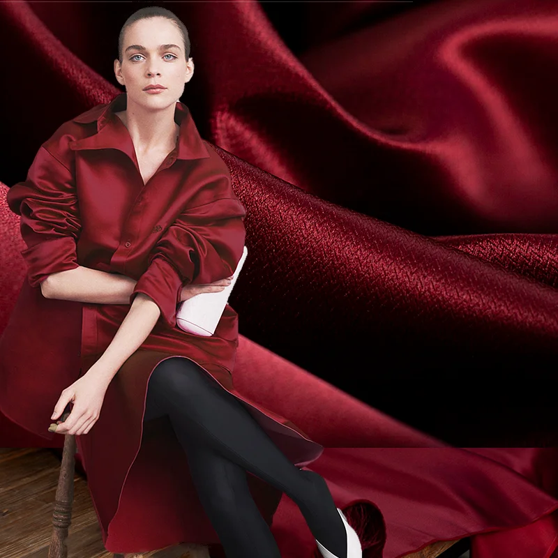 Окрашенная в елочку пряжа бордовая и красная ткань из чистого шелка легкая