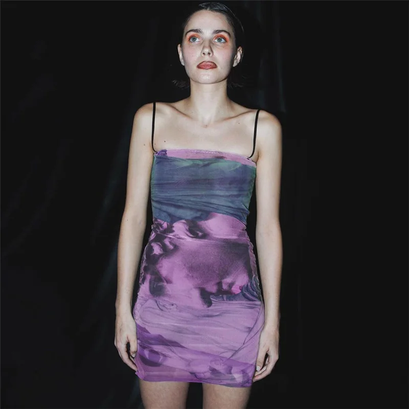 Пикантное мини платье с принтом тай дай модное облегающее короткое винтажное на