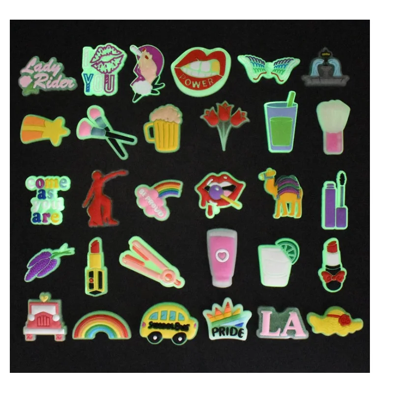 

100 шт., светящиеся в темноте Подвески JIBZ из ПВХ