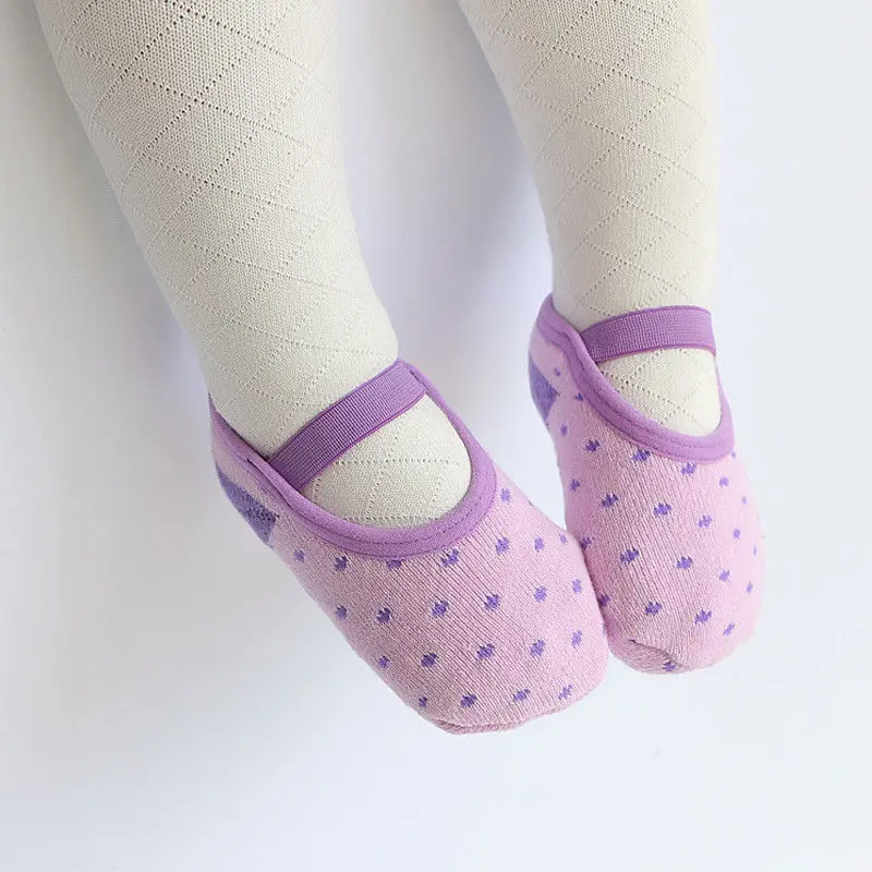 Носки для мальчиков и девочек, хлопковые нескользящие носки с героями мультфильмов, обувь для первых шагов для малышей, детские носки