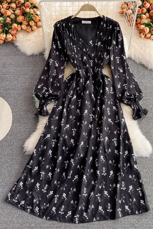 

2021 Autumn Black Flower Women Dress Short Sleeve Light Mature V-neck Floral Dress Elegant Celebrity Big Swing Ladies Long Dress