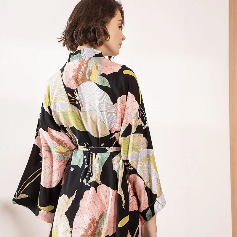 

2021 Spring New Ladies Silk Satin Thin Robe Comfort Fresh Style Floral Printed Sleepwear Sexy Nightgown Femme Satin Homewear