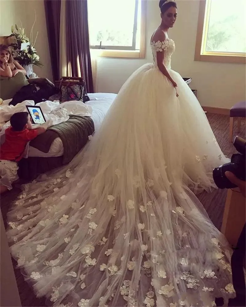 

Ball Gown Bridal Dresses Lace Appliqued Off Shoulder Wedding Dress Glamorous Saudi Arabia Floral Lace-Up Wedding Gowns