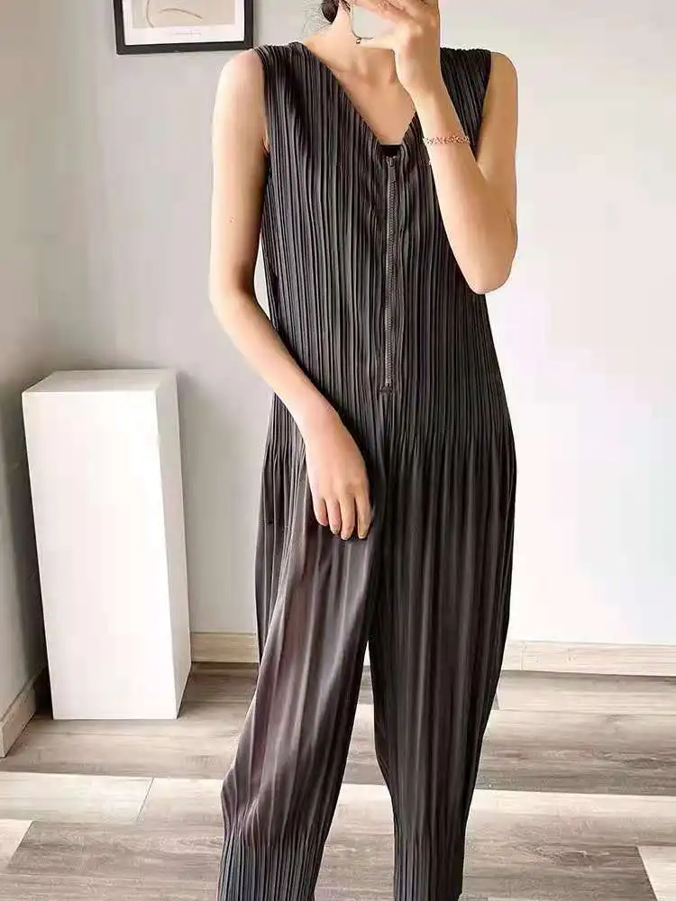

Kelana Pleated Jumpsuit 2021 New Summer Female Harlan Nine-Point Sleeveless V-Neck Fashion Temperament Black Pants