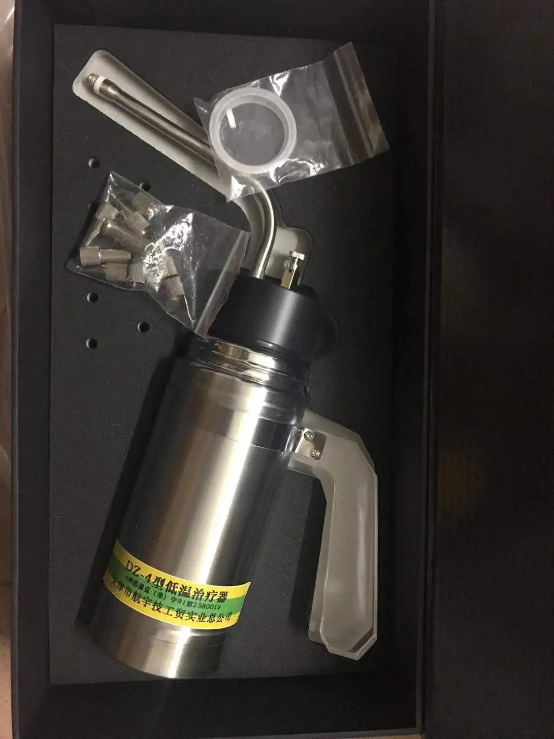 

Cryogenic Liquid Nitrogen (LN2) Sprayer Dewar Tank Nitrogen Freeze treatment cryotherapy instrument tank with 9 Heads 500ml