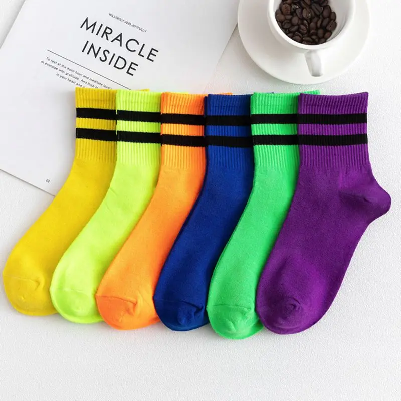 Блестящие флуоресцентные полосатые хлопковые женские уличные носки Модные