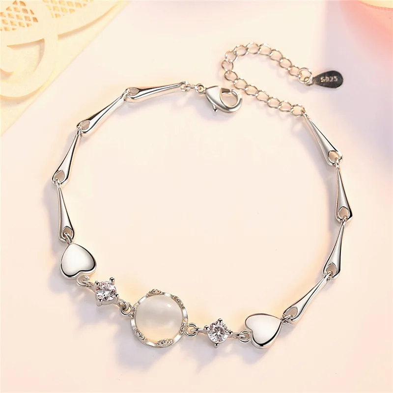 Браслет женский из серебра 925 пробы инкрустированный цирконием в форме сердца