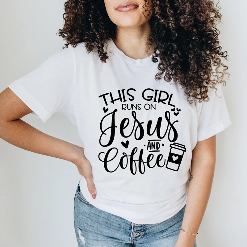 

Эта девушка работает на футболке с Иисусом и кофе, Милая женская футболка с коротким рукавом и изображением религиозных христианских идей, ...