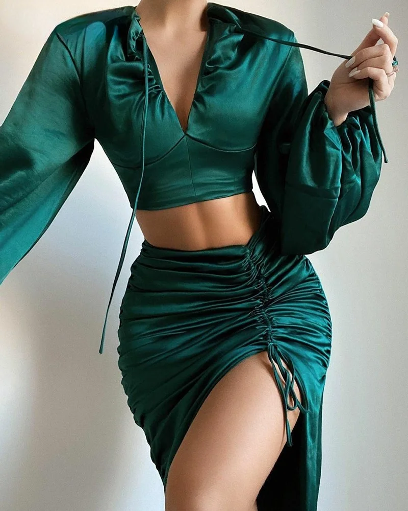 

Женский Гладкий атласный комплект из 2 предметов, короткий топ с V-образным вырезом, вырез и плиссированная юбка на шнурке, весна 2021