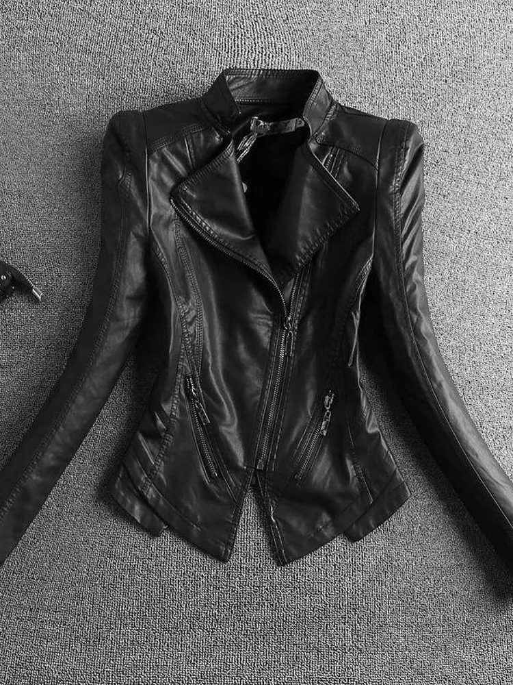 Женская мотоциклетная кожаная куртка черная приталенная байкерская на молнии с