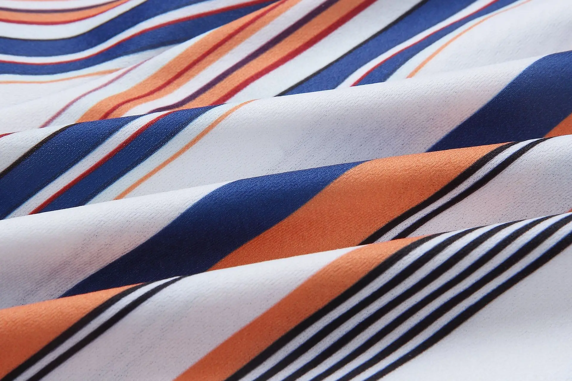 Женский комбинезон в полоску с цветочным принтом v образным вырезом на