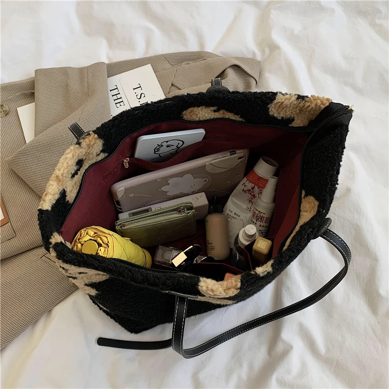 

Cute Bear Print Wool Plush Big Tote Bags For Women Large Capcacity Zipper Opening Shoulder Bags High Quality Soft Hand Bags 2021